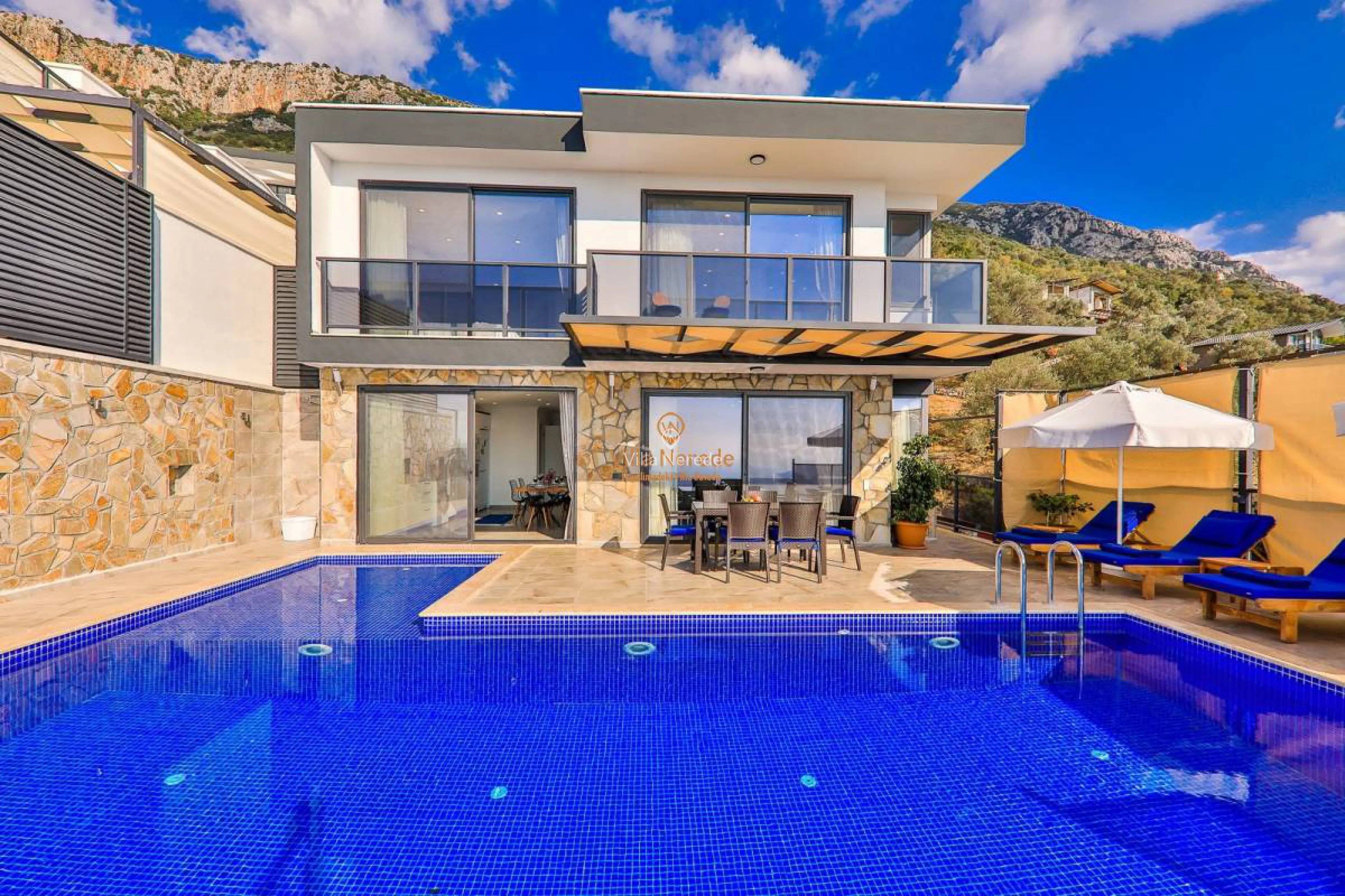 villa-blue-star-2368880611-b.jpg