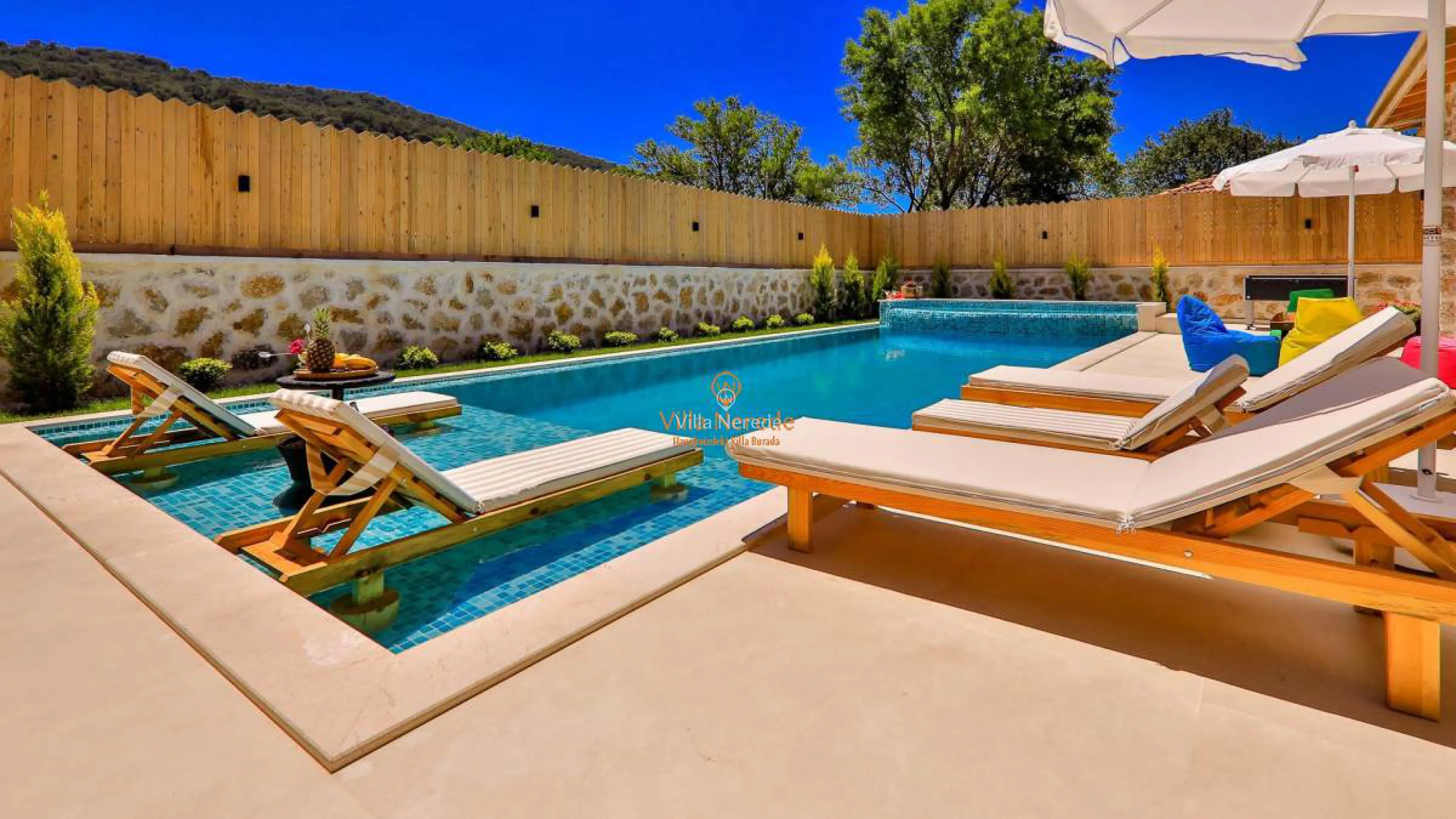 villa-happiness-1542025319-b.jpg
