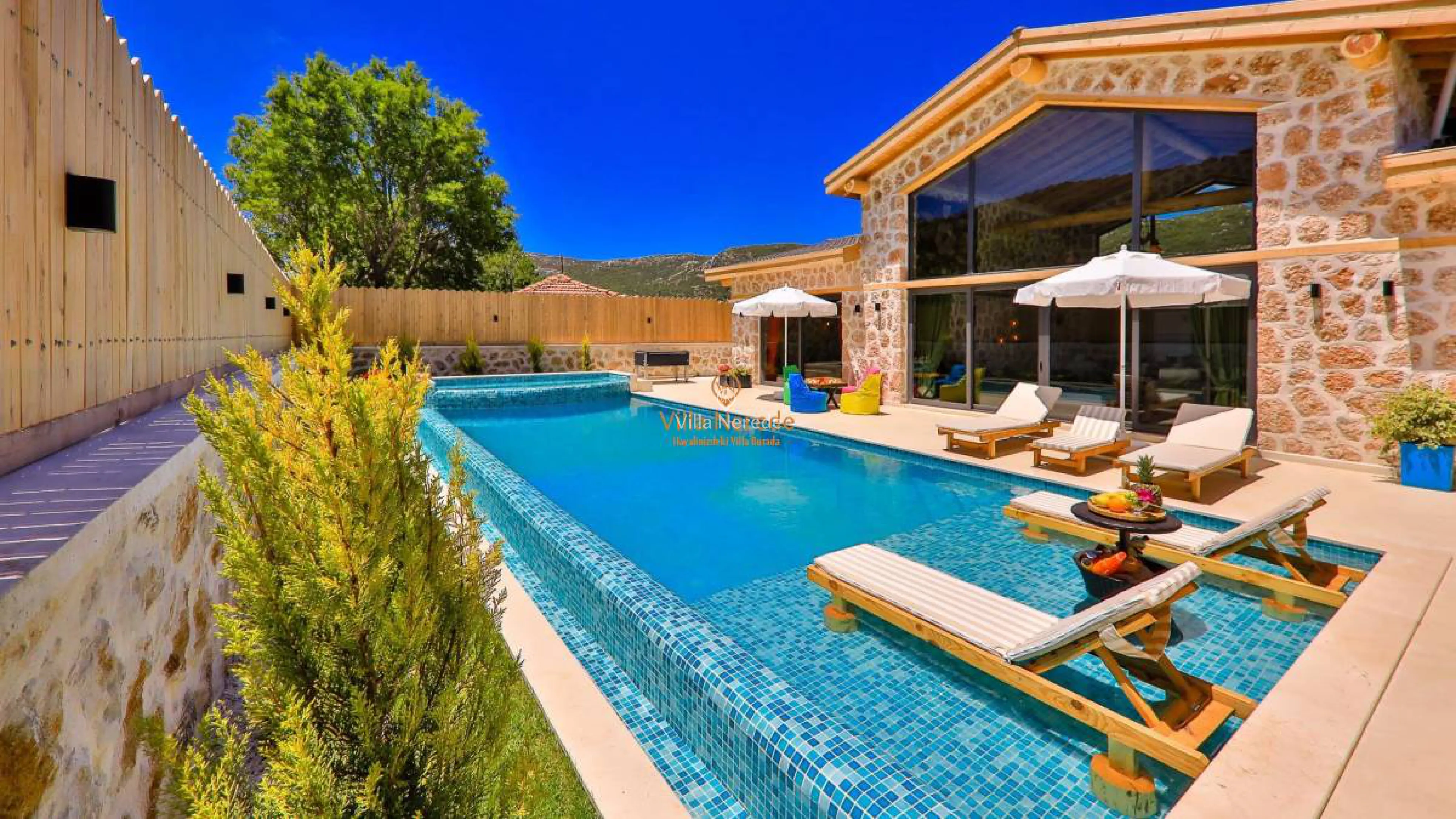 villa-happiness-2058173315-b.jpg