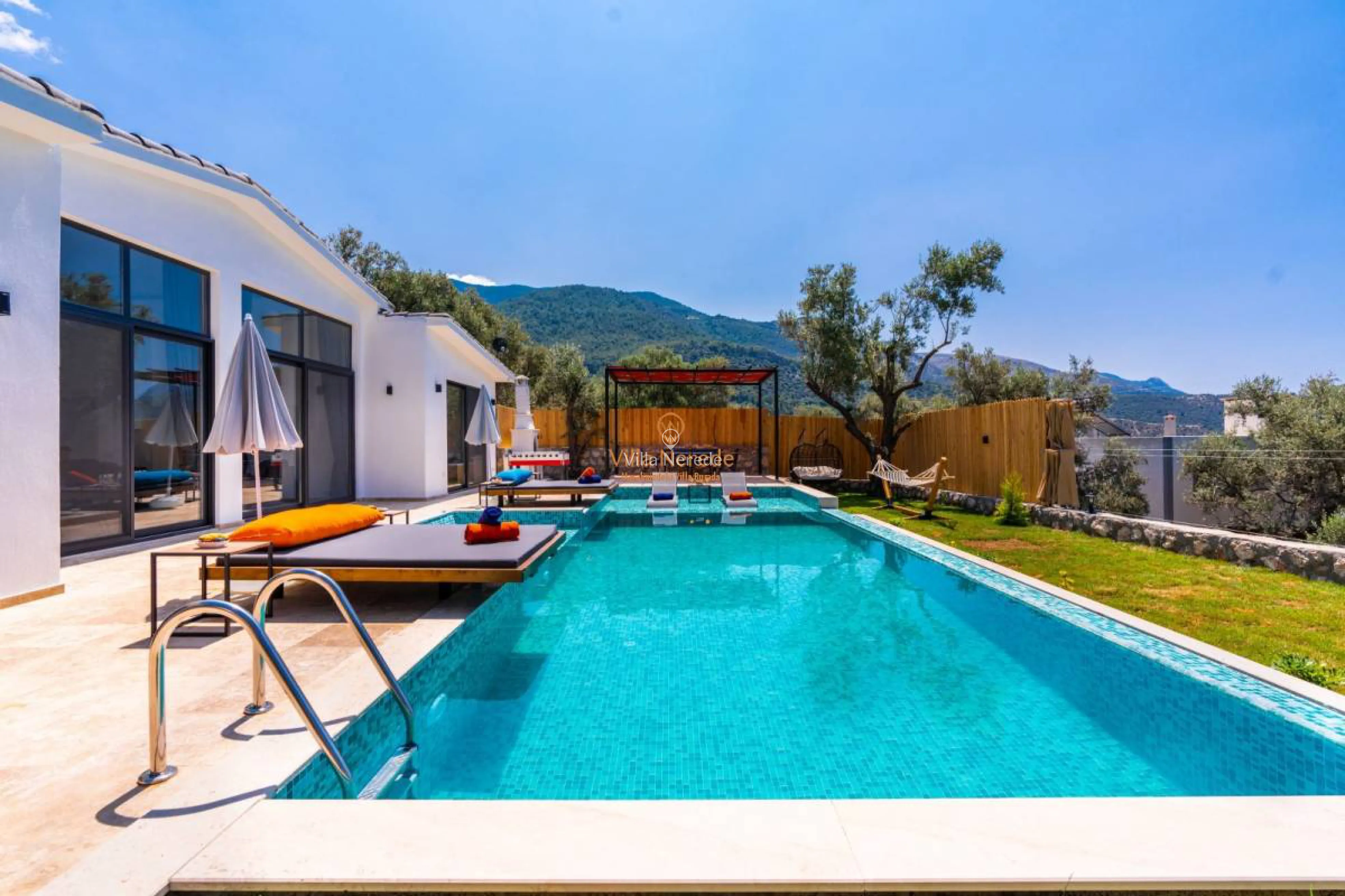 villa-ibiza-140954069-b.jpg