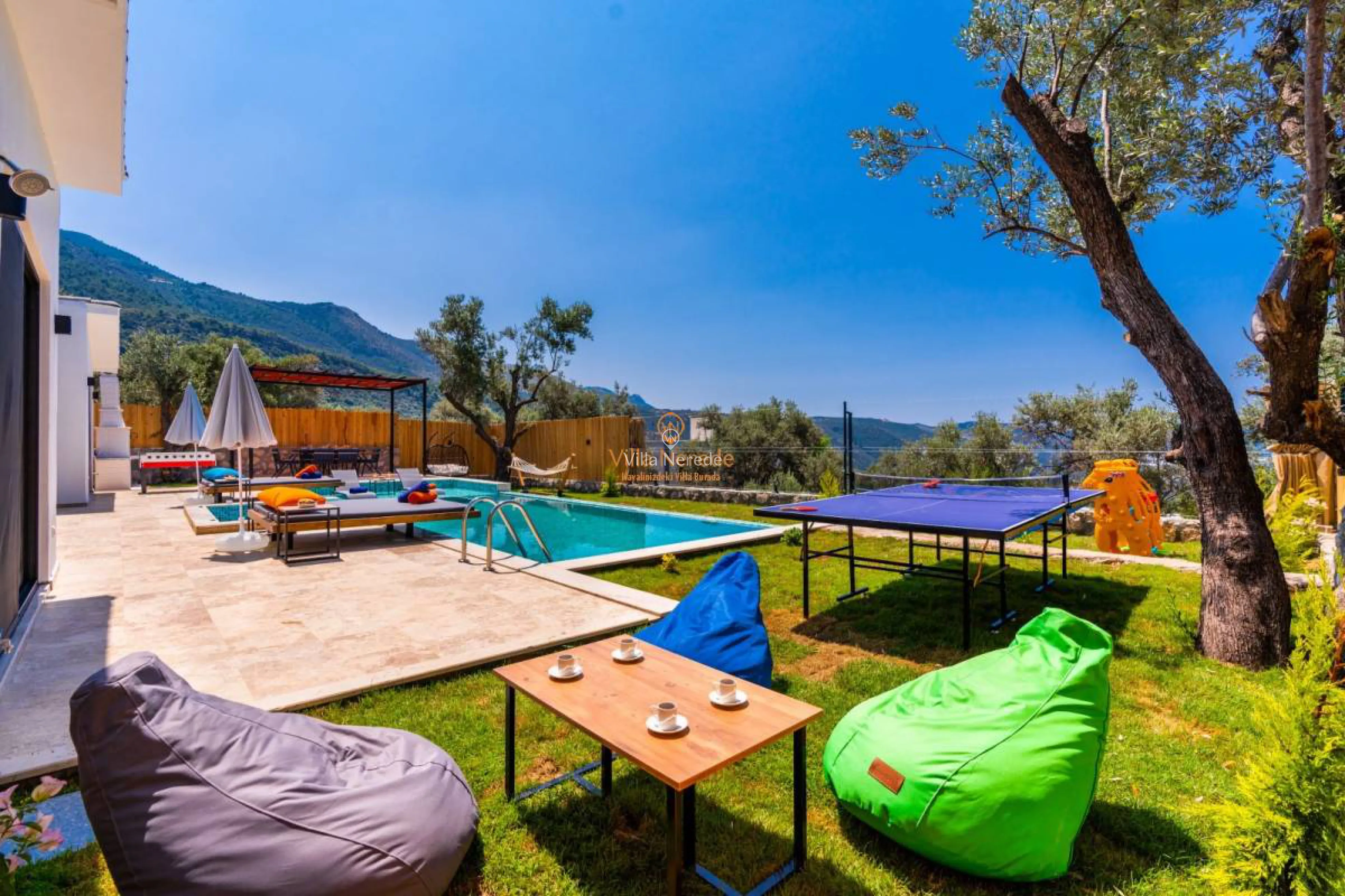 villa-ibiza-637134431-b.jpg