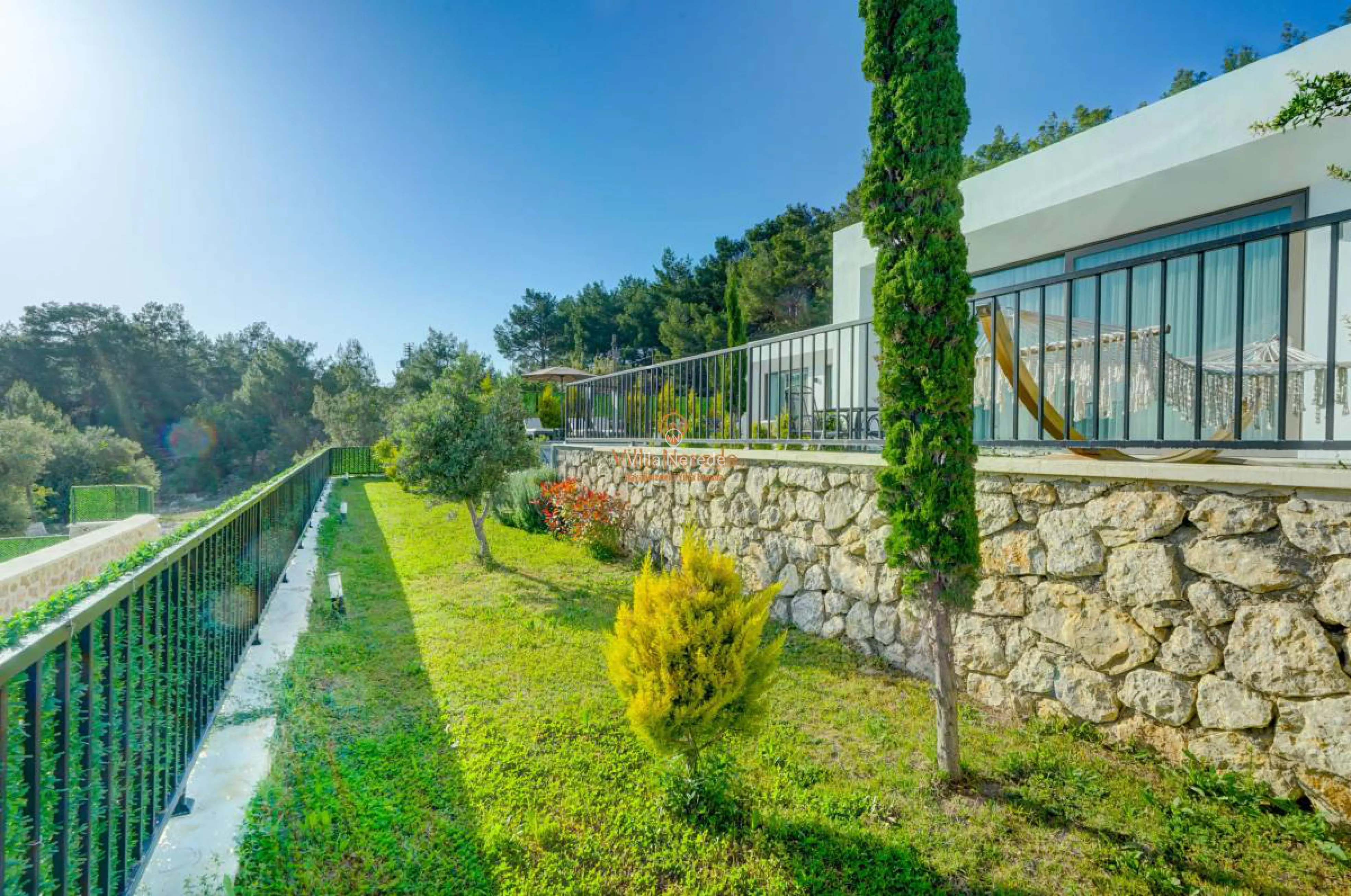 villa-pluto-1-2079982158-b.jpg