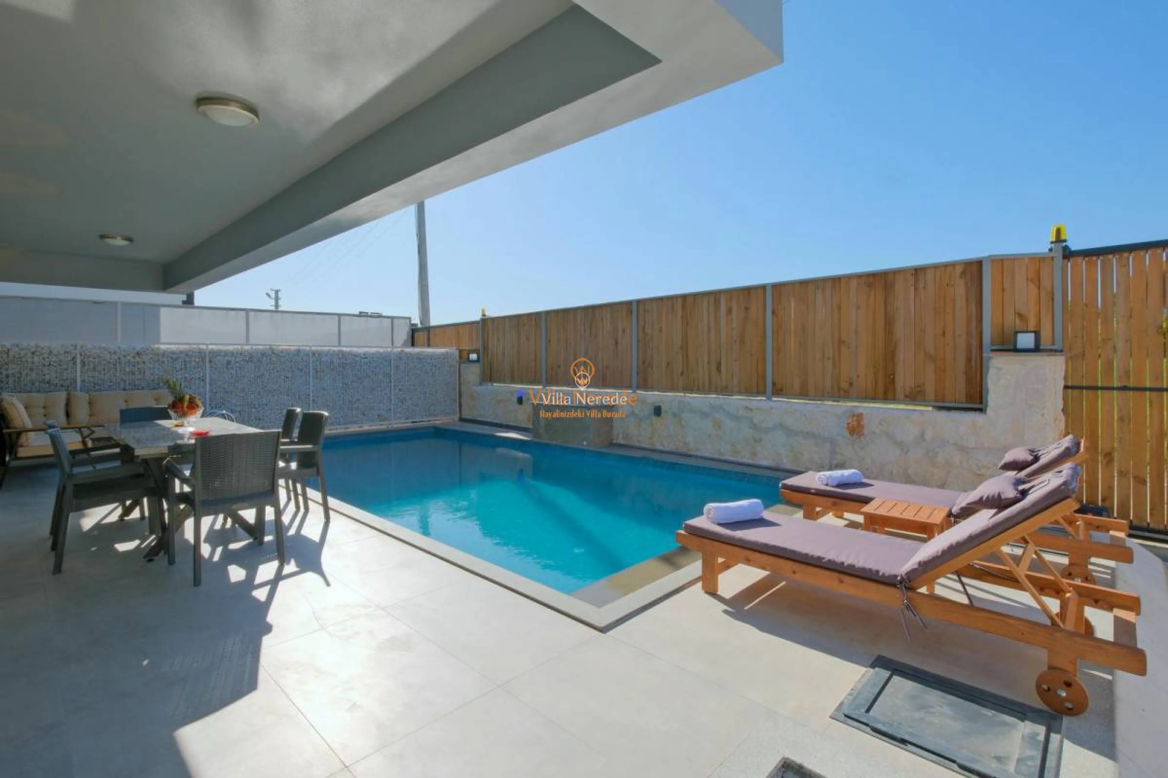 villa-white-day-1-662165747-b.jpg