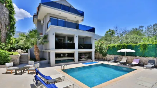 Korunaklı Havuzlu Kiralık Villa & Mahremiyetli Tatil Keyfi