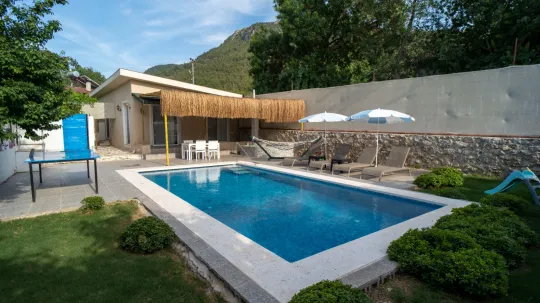 Villa Sevinç - Muhafazakar Havuz Alanlı Kiralık Villa